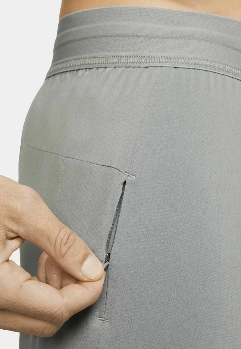 Nike Performance Herren Kurze Sporthose - Particle Grey/black 6 Nike Performance Herren Kurze Sporthose - Particle Grey/black – Bild 6