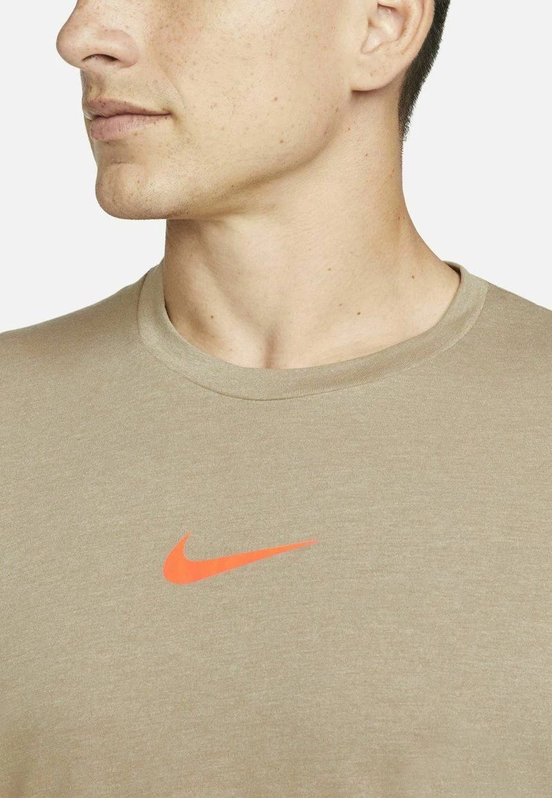 Nike Performance BURNOUT - Sport T-shirt - Khaki Light Bone Total Orange | Herren 4 Nike Performance BURNOUT - Sport T-shirt - Khaki Light Bone Total Orange | Herren – Bild 4