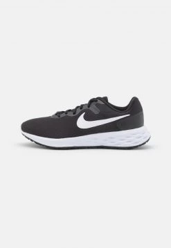 Nike Performance REVOLUTION 6 NN 4E - Laufschuh Neutral - Black/white/iron Grey | Herren