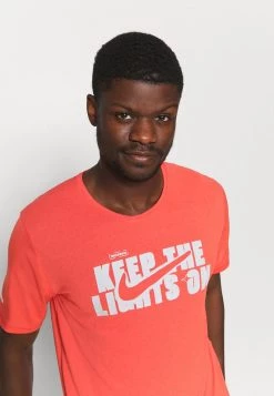 Nike Performance Herren MILER - T-Shirt Print - Lobster/gym Red/photon Dust -Angebote Nike Store a3b9f0539d58433485e4788f9462b3c0