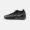 Nike Performance Unisex PHANTOM GT2 ACADEMY DF IC - Fußballschuh Halle - Black/metallic Dark Grey/metallic Gold