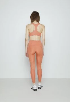 Nike Performance BRA - Sport-BH Mit Mittlerer Stützkraft - Madder Root/white | Damen -Angebote Nike Store a4d4936a53c848429c064f59dacee3b9