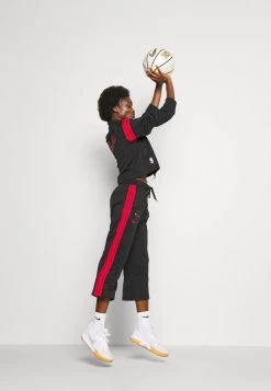 Nike Performance Damen NBA CHICAGO BULLS PANT - Vereinsmannschaften - Black/university Red/black 10 Nike Performance Damen NBA CHICAGO BULLS PANT - Vereinsmannschaften - Black/university Red/black -Angebote Nike Store a4f9ba89782e4c4f9ca9d4fe5e001c1e