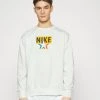 Nike Performance GRAPHIC CREW - Sweatshirt - Sail/university Gold | Herren