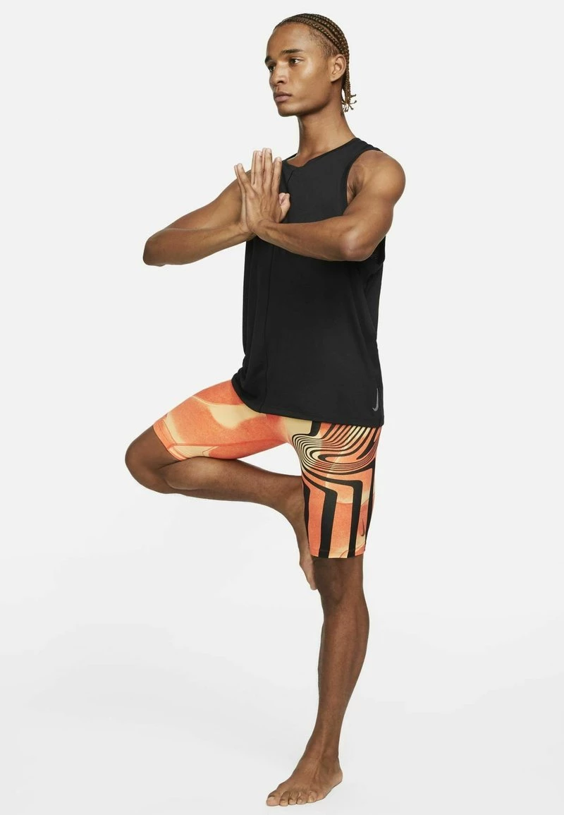 Nike Performance Herren YOGA DRI-FIT A.I.R. - Tights - Melon Tint Offnoir Iron Grey 2 Nike Performance Herren YOGA DRI-FIT A.I.R. - Tights - Melon Tint Offnoir Iron Grey – Bild 2