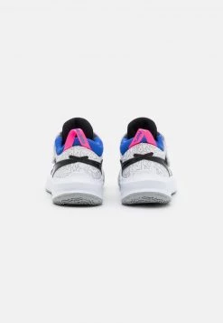 Nike Performance TEAM HUSTLE UNISEX - Basketballschuh - White/black/hyper Royal/pink Blast -Angebote Nike Store a8a58787e88f4b359878074d59b1216b