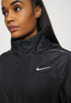 Nike Performance NIKE SHIELD DAMEN LAUFJACKE - Regenjacke / Wasserabweisende Jacke - Black 11 Nike Performance NIKE SHIELD DAMEN LAUFJACKE - Regenjacke / Wasserabweisende Jacke - Black -Angebote Nike Store a94481903b1c4d6e9a0040fd0d3cb25f