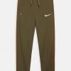 Nike Performance Unisex FC LIBERO PANT - Jogginghose - Medium Olive/habanero Red/white