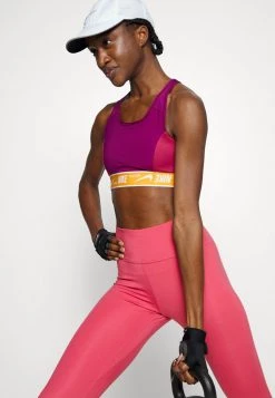 Nike Performance Damen LOGO BRA - Sport-BH Mit Mittlerer Stützkraft - Sangria/light Curry/white 9 Nike Performance Damen LOGO BRA - Sport-BH Mit Mittlerer Stützkraft - Sangria/light Curry/white -Angebote Nike Store aa3327b6eeb24ce7af18ecd45326c323