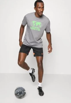 Nike Performance F.C. SEASONAL GRAPHIC TEE - T-Shirt Print - Cool Grey | Herren -Angebote Nike Store ad7ff4fc04e34a6e98ef98d4886be740