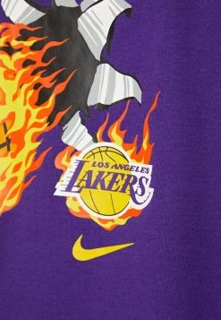 Nike Performance LOS ANGELES LAKERS NK ESSENTIAL CARTOON BALL - T-Shirt Print - Court Purple | Unisex -Angebote Nike Store aee1436ae47f4751a120736ea3a5b018