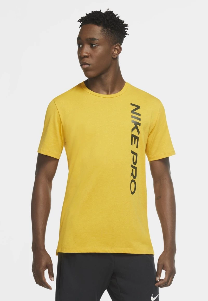 Nike Performance BURNOUT - T-Shirt Print - Dark Sulphur/sequoia | Herren 1 Nike Performance BURNOUT - T-Shirt Print - Dark Sulphur/sequoia | Herren