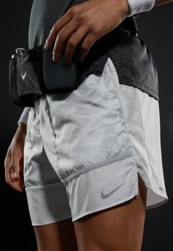 Nike Performance Herren STRIDE - Kurze Sporthose - Photon Dust -Angebote Nike Store af2ba9ed658d435d98bcbe1488e9b078