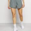 Nike Performance Damen Kurze Sporthose - Smoke Grey/smoke Grey/silver