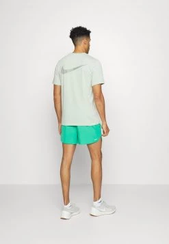 Nike Performance Herren M NK DF RDV FLX STRD - Kurze Sporthose - Roma Green/silver 7 Nike Performance Herren M NK DF RDV FLX STRD - Kurze Sporthose - Roma Green/silver -Angebote Nike Store af70d2c4462e464eab9e87341550dbbc