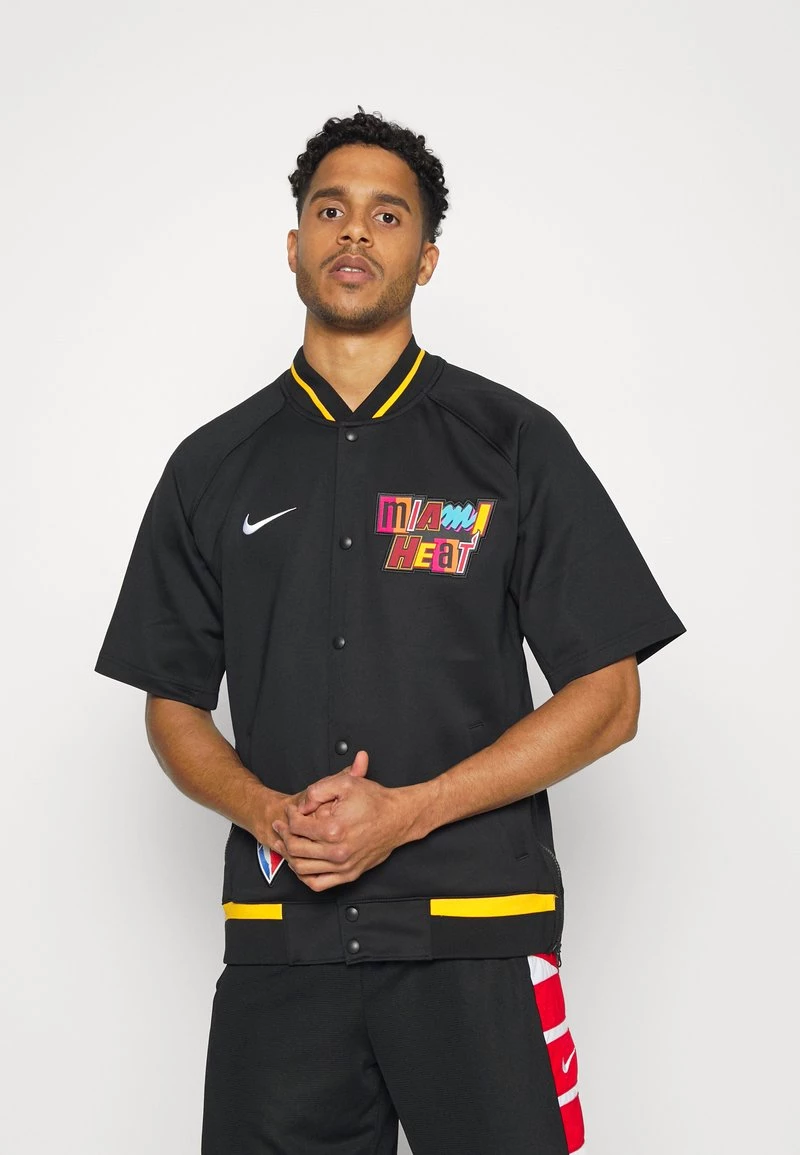 Nike Performance Herren NBA MIAMI HEAT MOMENTS MIXTAPES SHOWTIME SHORT SLEEVE WARM UP - Vereinsmannschaften - Black/white 1 Nike Performance Herren NBA MIAMI HEAT MOMENTS MIXTAPES SHOWTIME SHORT SLEEVE WARM UP - Vereinsmannschaften - Black/white