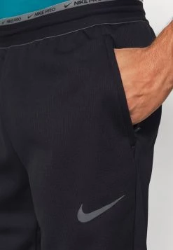 Nike Performance Herren PANT - Jogginghose - Black/iron Grey 11 Nike Performance Herren PANT - Jogginghose - Black/iron Grey -Angebote Nike Store b070ee99eb3c4ec08748a94562d1a958