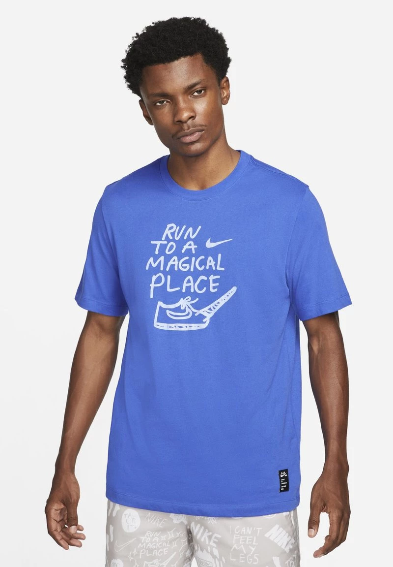 Nike Performance Herren DRY TEE MAGIC PLACE - T-Shirt Print - Game Royal 1 Nike Performance Herren DRY TEE MAGIC PLACE - T-Shirt Print - Game Royal