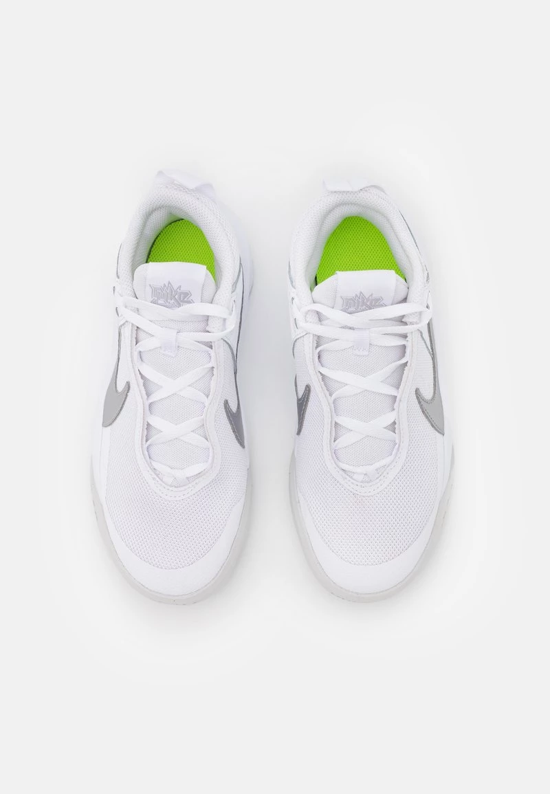 Nike Performance TEAM HUSTLE 10 UNISEX - Basketballschuh - White/metallic Silver/volt/photon Dust 4 Nike Performance TEAM HUSTLE 10 UNISEX - Basketballschuh - White/metallic Silver/volt/photon Dust – Bild 4