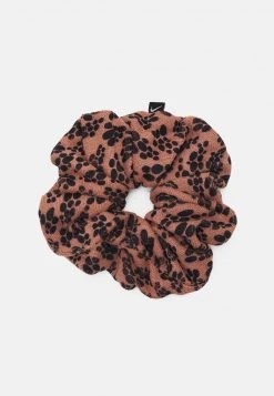 Nike Performance Damen GATHERED HAIR TIE LARGE PRINTED - Sonstige Accessoires - Mineral Clay/black/white