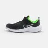Nike Performance DOWNSHIFTER 11 UNISEX - Laufschuh Neutral - Black/green Strike/chrome