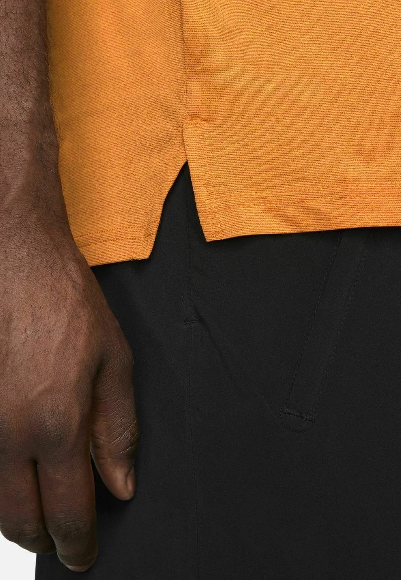 Nike Performance Herren Sport T-shirt - Mantra Orange Kumquat Heather Black 5 Nike Performance Herren Sport T-shirt - Mantra Orange Kumquat Heather Black – Bild 5