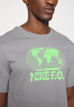 Nike Performance F.C. SEASONAL GRAPHIC TEE - T-Shirt Print - Cool Grey | Herren -Angebote Nike Store b7dbc2cf666446b7acfed4de322d6a5a