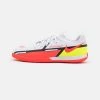Nike Performance JR PHANTOM GT2 ACADEMY IC UNISEX - Fußballschuh Halle - White/bright Crimson/volt