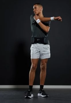 Nike Performance Herren STRIDE - Kurze Sporthose - Photon Dust