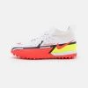 Nike Performance JR. PHANTOM GT2 ACADEMY DYNAMIC FIT TF UNISEX - Fußballschuh Multinocken - White/bright Crimson/volt
