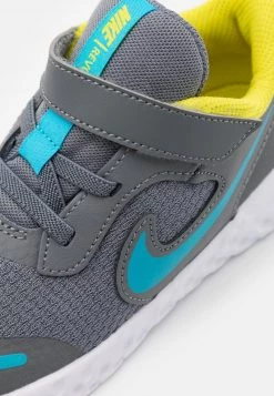 Nike Performance REVOLUTION 5 UNISEX - Laufschuh Neutral - Smoke Grey/chlorine Blue/high Voltage/white -Angebote Nike Store be708bfec270466ca4d4a0d19b34125e