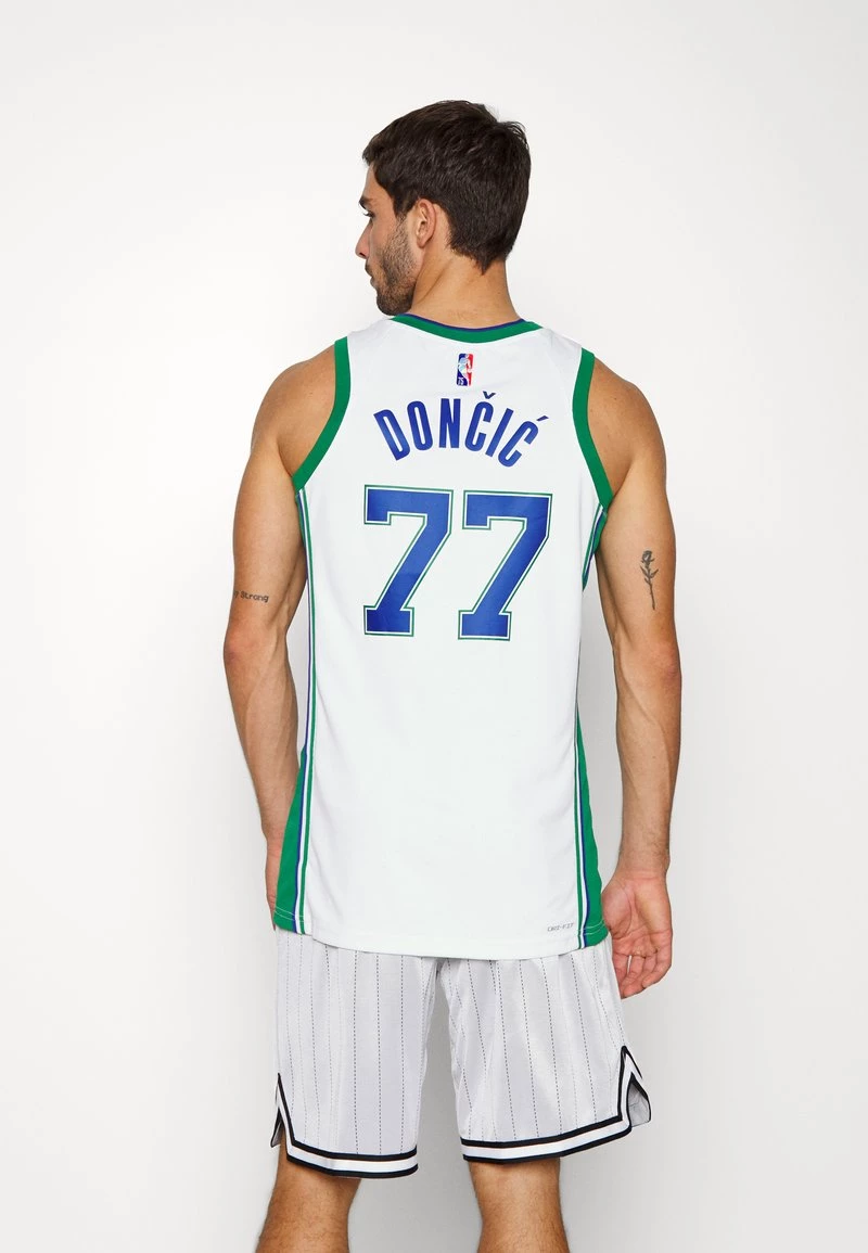 Nike Performance Herren NBA DALLAS MAVERICKS LUKA DONCIC MOMENTS MIXTAP SWINGMAN - NBA-Trikot - White/clover 3 Nike Performance Herren NBA DALLAS MAVERICKS LUKA DONCIC MOMENTS MIXTAP SWINGMAN - NBA-Trikot - White/clover – Bild 3