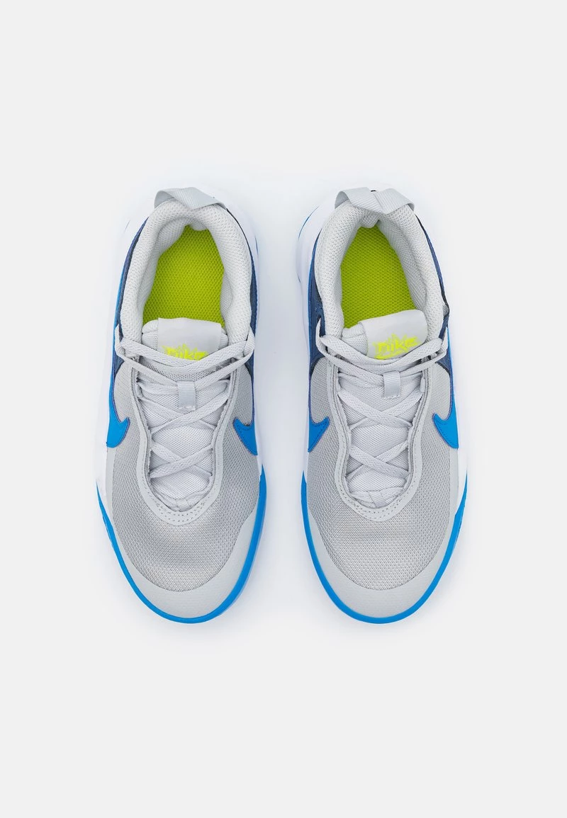 Nike Performance TEAM HUSTLE 10 UNISEX - Basketballschuh - Grey Fog/photo Blue/mystic Navy 4 Nike Performance TEAM HUSTLE 10 UNISEX - Basketballschuh - Grey Fog/photo Blue/mystic Navy – Bild 4