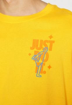 Nike Performance Herren TEE STORY PACK - T-Shirt Print - University Gold -Angebote Nike Store c181293d62c940f4900a0f03a2604164