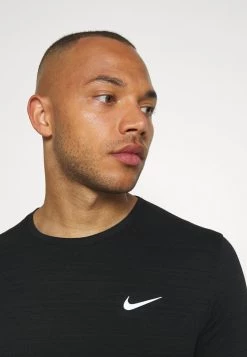 Nike Performance Herren MILER - Sport T-shirt - Black/silver 9 Nike Performance Herren MILER - Sport T-shirt - Black/silver -Angebote Nike Store c268eb219bc64c0d89d265ac2776b2e1