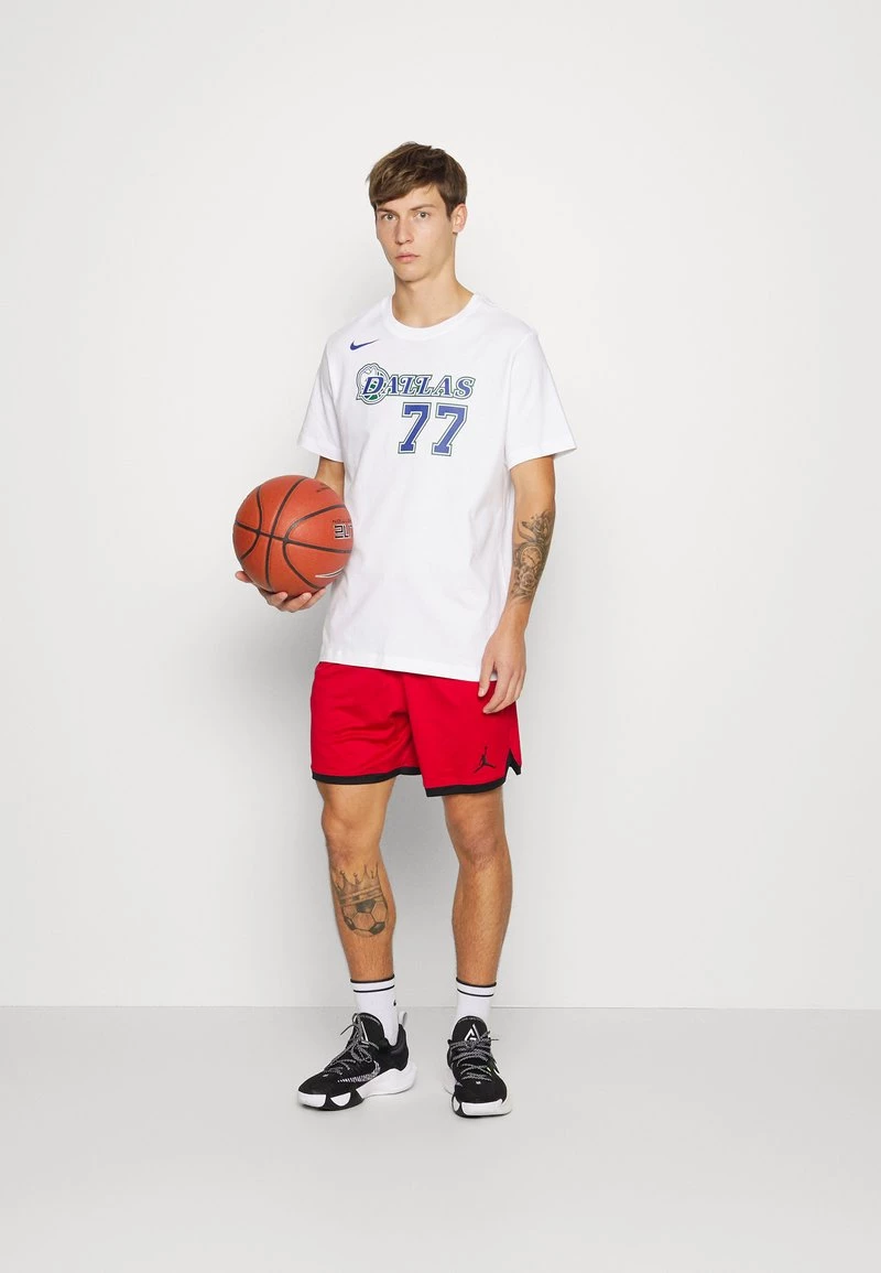 Nike Performance NBA LUKA DONCIC DALLAS MAVERICKS MOMENTS MIXTAPES NAME AND NUMBER - Vereinsmannschaften - White | Herren 2 Nike Performance NBA LUKA DONCIC DALLAS MAVERICKS MOMENTS MIXTAPES NAME AND NUMBER - Vereinsmannschaften - White | Herren – Bild 2