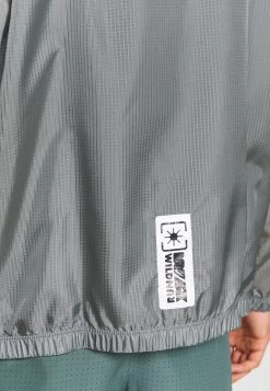 Nike Performance Herren Laufjacke - Smoke Grey/off Noir/black/silver 9 Nike Performance Herren Laufjacke - Smoke Grey/off Noir/black/silver -Angebote Nike Store c4b302f50d374248877d1e6e3da8f3ff