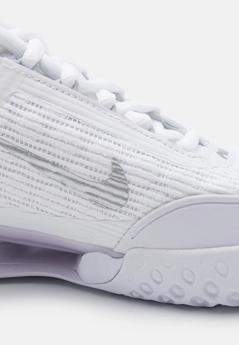 Nike Performance Damen COURT ZOOM NXT - Multicourt Tennisschuh - White/metallic Silver/grey Fog 6 Nike Performance Damen COURT ZOOM NXT - Multicourt Tennisschuh - White/metallic Silver/grey Fog – Bild 6