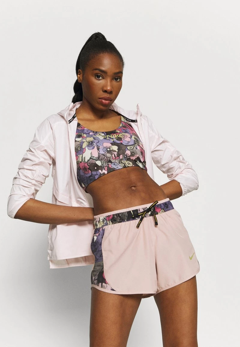 Nike Performance Damen FLORAL PRINT BRA - Sport-BH Mit Mittlerer Stützkraft - Ironstone/metallic Gold/amethyst Smoke/metallic Gold 4 Nike Performance Damen FLORAL PRINT BRA - Sport-BH Mit Mittlerer Stützkraft - Ironstone/metallic Gold/amethyst Smoke/metallic Gold – Bild 4