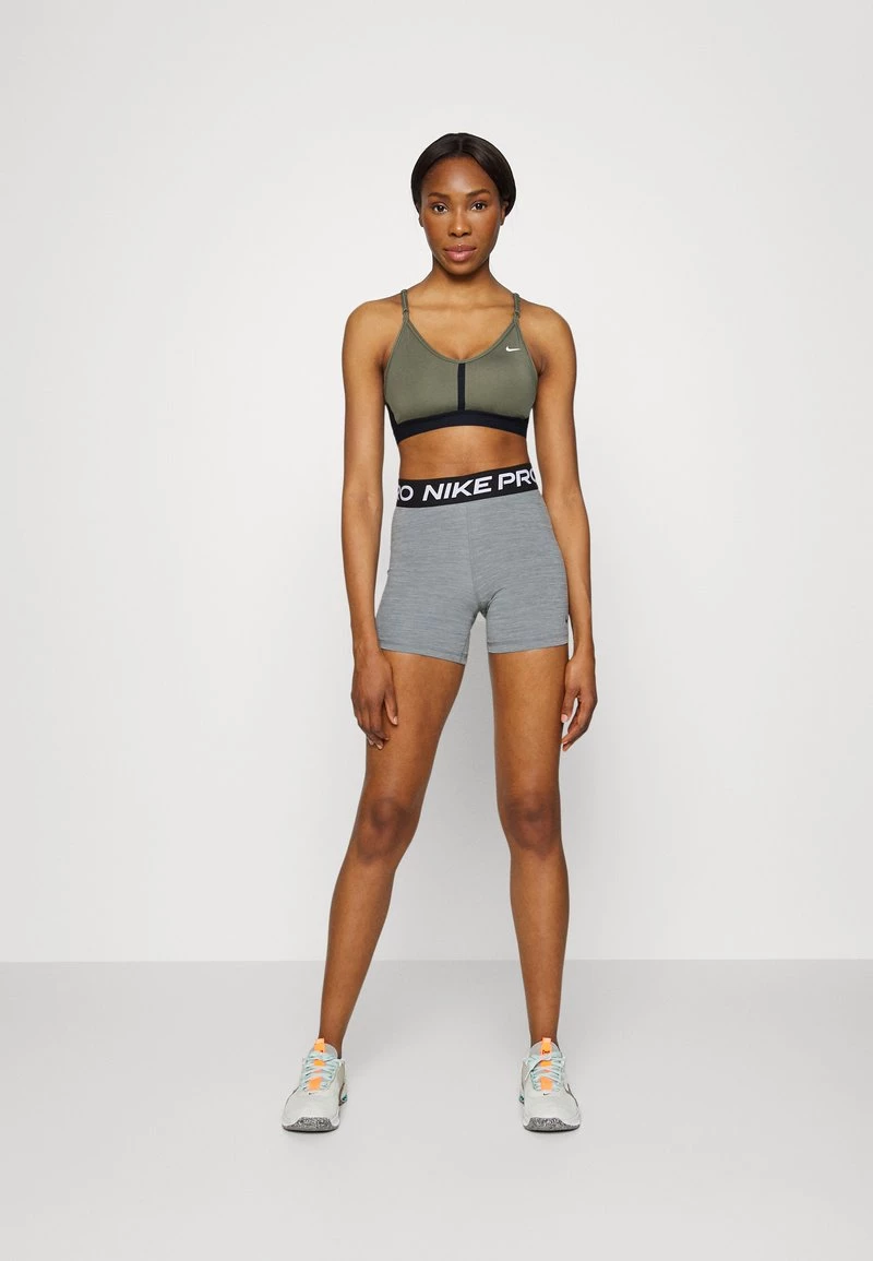 Nike Performance Damen INDY V NECK BRA - Sport-BH Mit Leichter Stützkraft - Medium Olive/black/white 2 Nike Performance Damen INDY V NECK BRA - Sport-BH Mit Leichter Stützkraft - Medium Olive/black/white – Bild 2