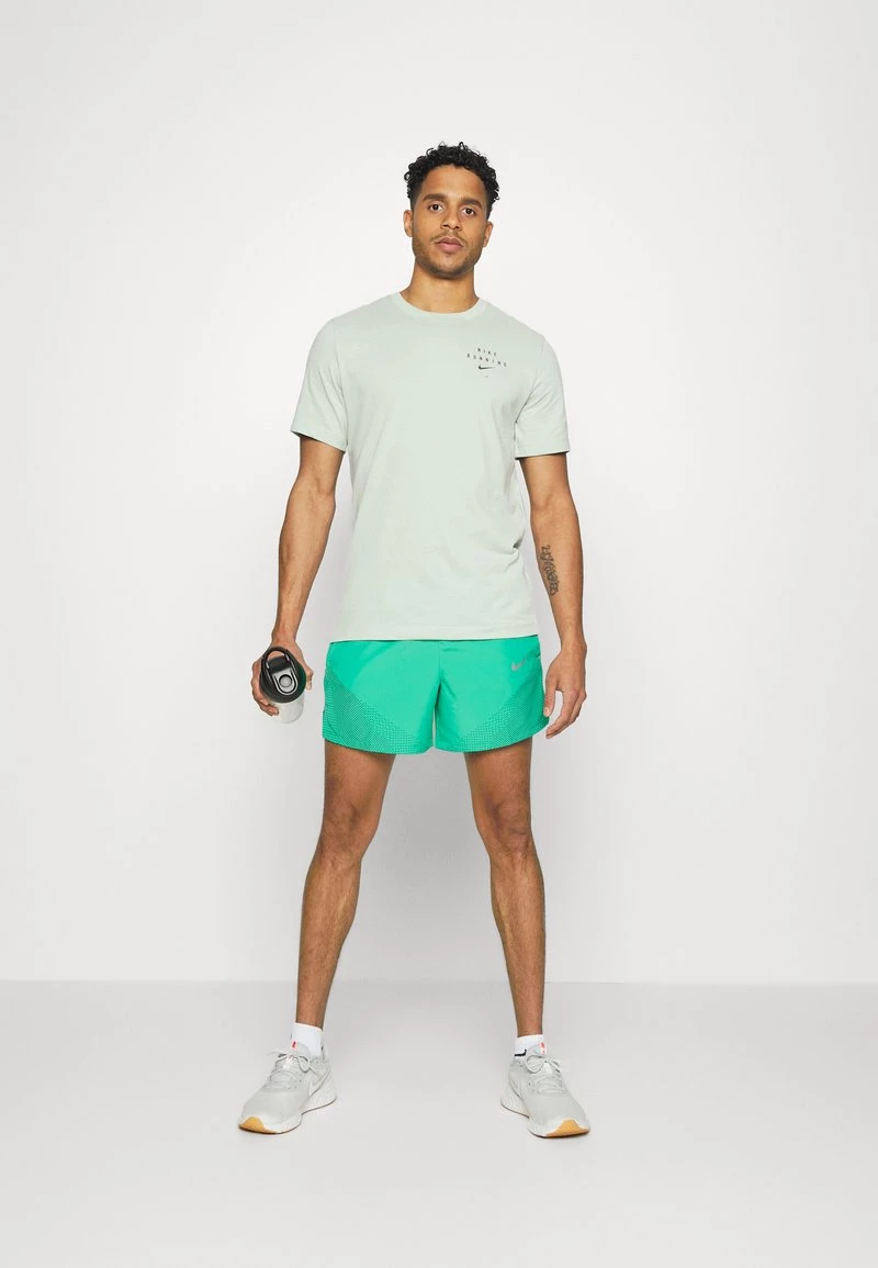 Nike Performance Herren M NK DF RDV FLX STRD - Kurze Sporthose - Roma Green/silver 2 Nike Performance Herren M NK DF RDV FLX STRD - Kurze Sporthose - Roma Green/silver – Bild 2