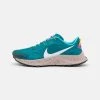 Nike Performance PEGASUS TRAIL 3 - Laufschuh Trail - Mystic Teal/dark Smoke Grey/universe Gold/wild Berry/fossil Stone/turquoise Blue | Herren