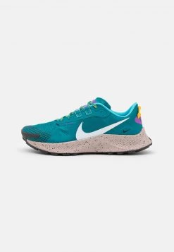 Nike Performance PEGASUS TRAIL 3 - Laufschuh Trail - Mystic Teal/dark Smoke Grey/universe Gold/wild Berry/fossil Stone/turquoise Blue | Herren