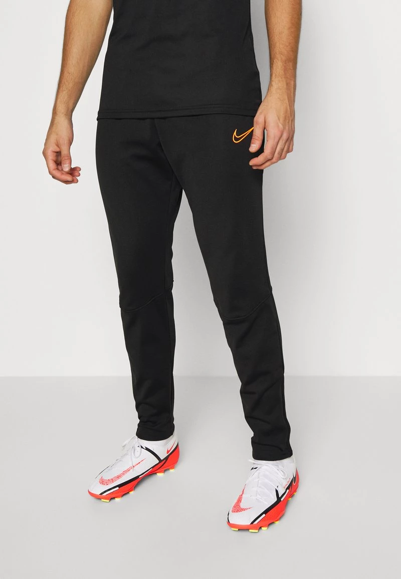 Nike Performance Herren ACADEMY WINTERIZED - Jogginghose - Black/total Orange 1 Nike Performance Herren ACADEMY WINTERIZED - Jogginghose - Black/total Orange