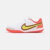 Nike Performance JR. TIEMPO LEGEND 9 ACADEMY IC UNISEX - Fußballschuh Halle - Weiß/gelb/rot