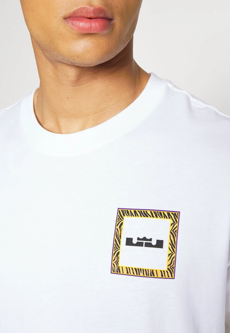 Nike Performance Herren LEBRON JAMES TEE LOGO - T-Shirt Print - White 6 Nike Performance Herren LEBRON JAMES TEE LOGO - T-Shirt Print - White – Bild 6