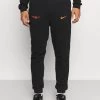 Nike Performance Herren CHELSEA LONDON PANT - Vereinsmannschaften - Black/hyper Crimson