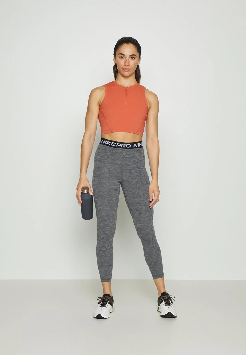 Nike Performance Damen CROP TANK - Top - Madder Root 2 Nike Performance Damen CROP TANK - Top - Madder Root – Bild 2