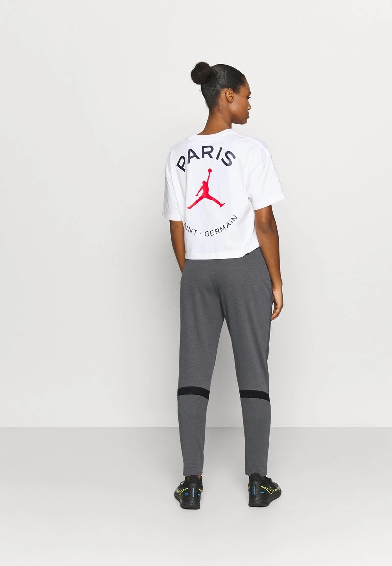 Nike Performance Damen PARIS ST GERMAIN TRAVEL PANT - Vereinsmannschaften - Dark Grey/black/siren Red 3 Nike Performance Damen PARIS ST GERMAIN TRAVEL PANT - Vereinsmannschaften - Dark Grey/black/siren Red – Bild 3