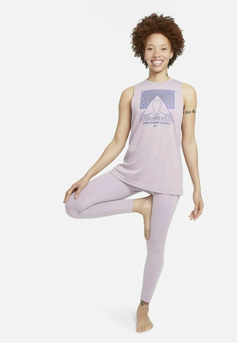 Nike Performance Damen NIKE YOGA-TANKTOP MED GRAFIK - Top - Plum Fog 4 Nike Performance Damen NIKE YOGA-TANKTOP MED GRAFIK - Top - Plum Fog – Bild 4